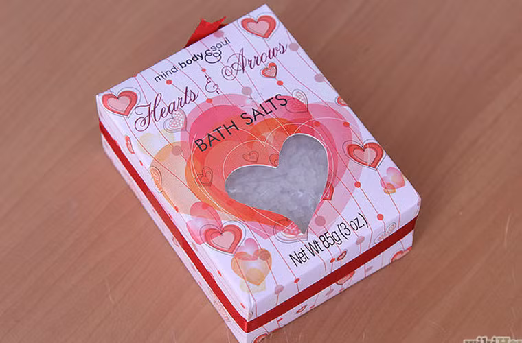 1. Chuẩn bị. Chọn đúng loại muối. Thông thường, muối epsom được lựa chọn nhiều nhất vì nó rất giàu magie sunfat. Bên cạnh đó, muối biển hay muối hồng himalyan cũng có thể được thêm vào để làm tăng lượng khoáng cho hỗn hợp.