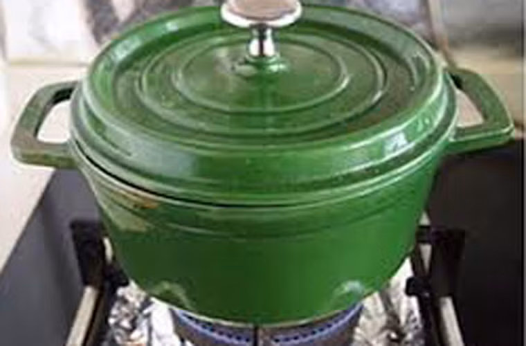 Đậy nắp khi luộc rau. Với cách này, bạn có thể làm tăng nhiệt độ sôi trong nồi; giúp rau mau chín, ít bị hao lượng vitamin có lợi.