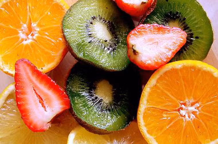 Vitamin C. Ngoài lợi ích tăng cường sự dẻo dai cho cơ thể, vitamin C còn nâng cao hệ miễn dịch của cơ thể bệnh nhân khi áp dụng các phương pháp chữa bệnh như hóa – xạ trị.