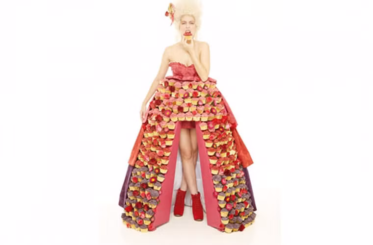 6. Bánh “Cupcake Dress", Anh, giá 1.270$. Chiếc váy dễ ăn có 1-0-2 được làm từ 300 chiếc cốc đựng đầy bánh với màu sắc bắt mắt như đỏ, tím, hồng. Để ra mắt thực khách, các đầu bếp phải mất tới ba ngày lao động cật lực.