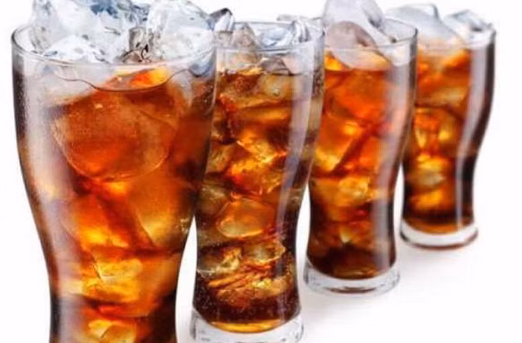 Hạn chế ăn các loại thực phẩm và đồ uống giàu calo sẽ có tác động tích cực trong việc giữ trọng lượng cân đối. Thay vào đó, nên tăng cường lượng rau xanh và trái cây trong bữa ăn của mình.