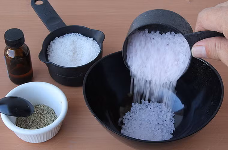 Thêm tinh dầu, màu. Cho một chút tinh dầu, màu sắc theo sở thích vào hỗn hợp muối trộn đều. Lưu ý trộn sao cho tinh dầu thấm vào tất cả những thành phần có trong bát.