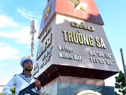 Chiến sỹ hải quân Việt Nam canh gác bên cột mốc chủ quyền trên đảo Trường Sa Lớn.