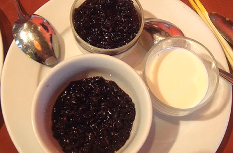 Sữa chua nếp cẩm. Không chinh phục thực khách bằng cảm giác mát lạnh đỉnh cao như hoa quả dầm, chè, trà sữa trân châu,… sữa chua nếp cẩm “đốn tim” người ăn bằng sự trắng mịn của sữa chua hòa quyện với nếp cẩm bùi, dẻo đặc trưng.