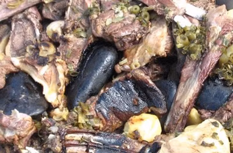 Tiếp đó, người nội trợ tiến hành hơ nóng muối, hành và những viên đá có hình tròn, nhẵn trong vòng một giờ rồi nhẹ nhàng đưa tất cả vào khoang bụng con vật.