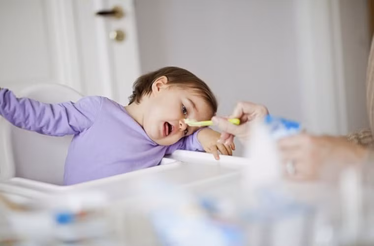 Có lẽ cô bé này không còn hững thú "chiến đấu" tiếp nữa rồi