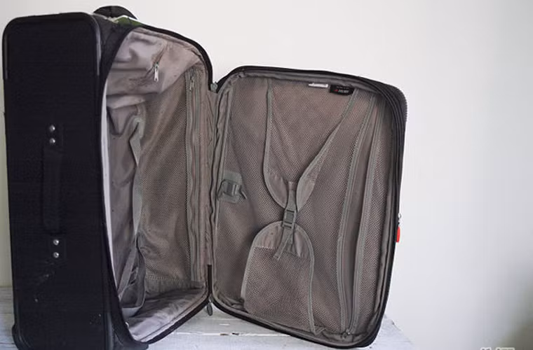 7. Mở va li để hong khô. Mở va li và các túi nhỏ trong va li để chúng thoát khí trước khi sử dụng. Nếu không có động tác này, quần áo của bạn sẽ dễ dàng bị ám mùi sau đó.