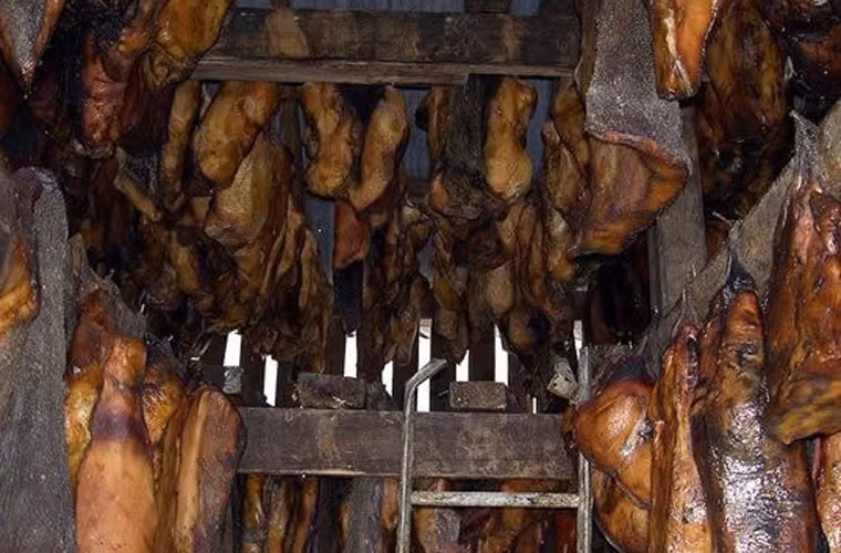 Số thịt dưới đất được phủ qua một lớp cát, sỏi và đá. Từ đây, các chất lỏng trong cơ thể cá mập dần được ép ra khỏi cơ thể.