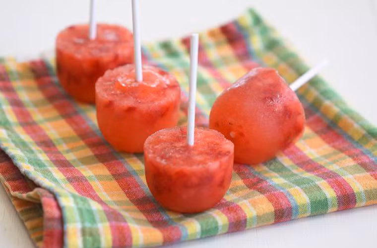 Cho tất cả vào tủ lạnh, đợi đến khi kem đông lạnh là có thể thưởng thức ngon lành.