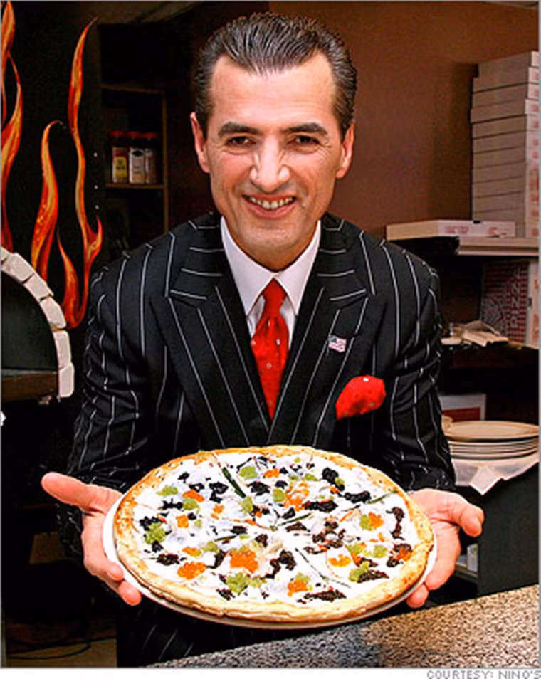 9. Pizza Nino, New York, giá 1.000$. Pizza Nino là điểm nhấn hút khách của một nhà hàng ở New York. Nó được cấu thành từ những nguyên liệu đắt đỏ và vô cùng bổ dưỡng như trứng cá muối, tôm hùm, hẹ và kem Fraiche.