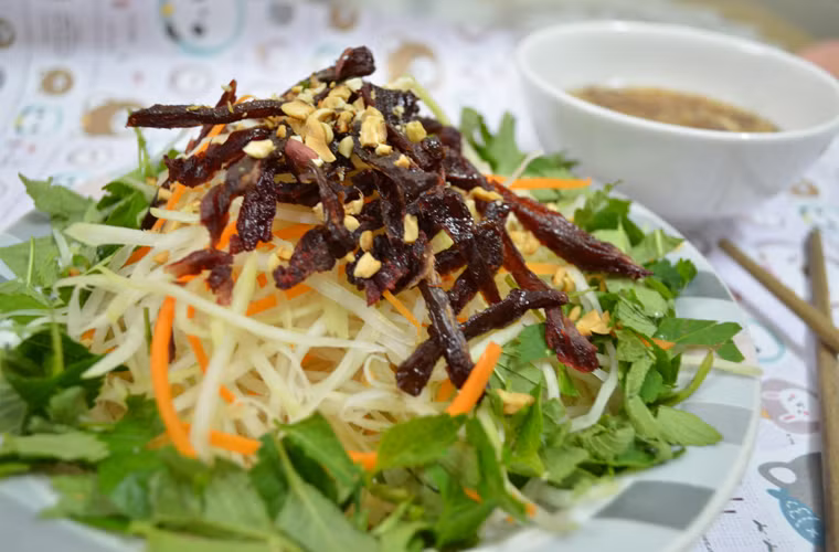 Ở Hà Nội, những gánh hàng nộm bò khô nhan nhản khắp phố nhưng được đánh giá ngon hơn cả vẫn là các quán nộm bò khô ở phố Hoàn Kiếm và Hàm Long.