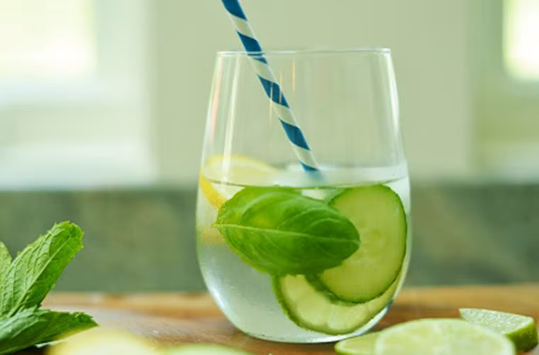 Sau khi mua chanh, nếu không sử dụng hết. Bạn nên cho chúng vào một chiếc túi ni lông nhỏ và đặt vào ngăn mát trong tủ lạnh. Với cách này, bạn cũng chỉ nên lưu trữ không quá một tuần.