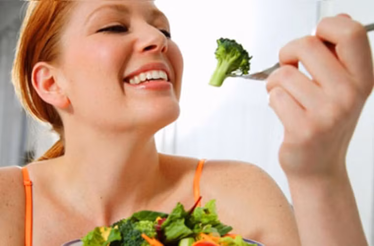 Ăn uống đầy đủ, tránh để rơi vào tình trạng thiếu cân. Ngoài ra, bạn cũng cần duy trì chế độ ăn hợp lý để tránh tăng cân quá mức.