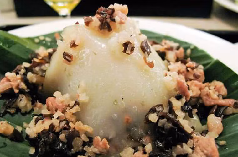 Những người sành sỏi thường ăn bánh với tương ớt và dưa góp để tăng thêm vị đậm đà, giòn dai. Một chiếc bánh lớn như vậy nhưng chỉ được bán với mức giá từ 10 – 20k, rất vừa túi tiền cho các bạn trẻ.