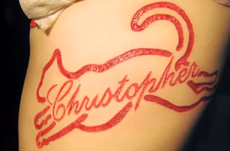 Xăm lột da. Trong các kiểu chơi, lột da xăm hình có lẽ là thú vui ghê rợn nhất. Để chơi trội,các dân chơi phải chịu đau đớn khi dùng dao rạch da tạo nên đường viền trên cơ thể.