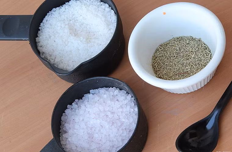 2. Thực hiện. Trộn muối tắm. Trộn đều hỗn hợp theo tỷ lệ 1 muối biển:1 muối epsom:1 muỗng cà phê. Đây cũng là thời điểm để bạn cho thêm bột thảo mộc xay kỹ vào.