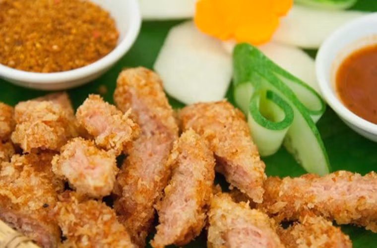 Mùa hè, các quán nem chua rán đắt hàng hơn cả là vào thời điểm chiều mát; giúp thực khách cảm thấy thoải mái hơn trong việc thưởng thức vị ngầy ngậy, nóng giòn của món ăn.