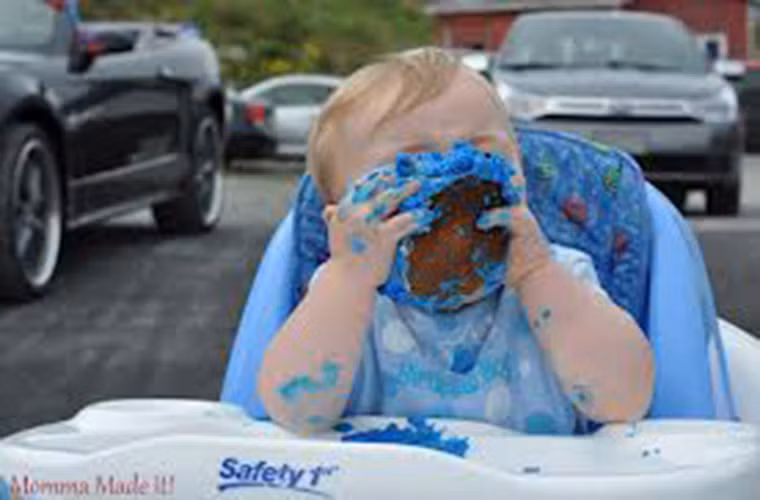 Bé thích màu xanh và chiếc bánh cũng màu xanh, còn chần chừ gì nữa