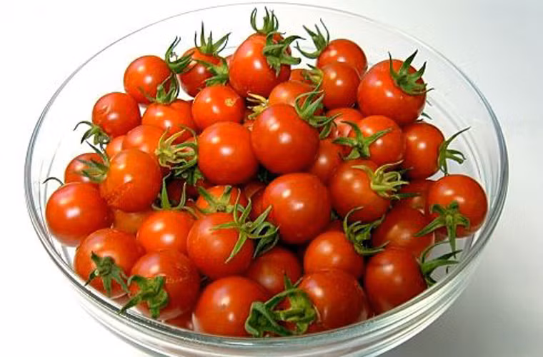 Tăng cường thực phẩm có lợi như cà chua. Theo các chuyên gia dinh dưỡng, cà chua chứa nhiều lượng lycopene bioflavovoid có khả năng làm giảm số lần đi tiểu của bệnh nhân. Bên cạnh đó, ăn nhiều cá và quả việt quất sẽ có tác dụng tăng cường chất chống oxy hóa, góp phần ngăn ngừa ung thư tiền liệt tuyến.