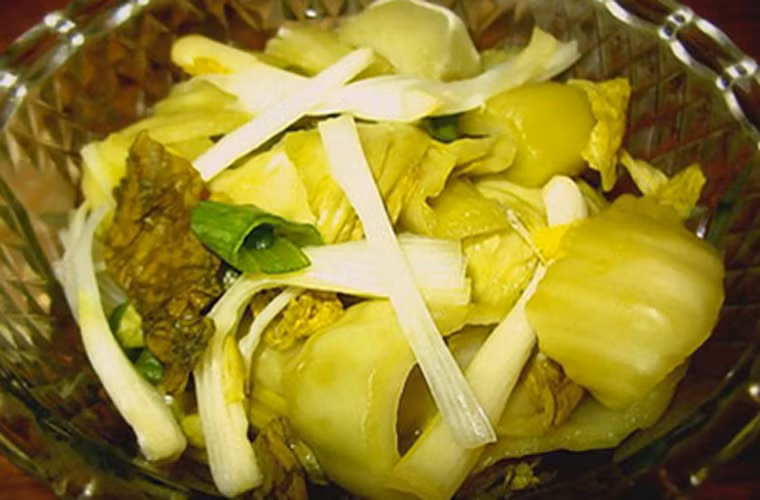 Tránh uống rượu, cà phê và đồ ăn có vị cay như ớt, dưa chua và salad bởi chúng có thể khiến tình trạng trở nên tồi tệ hơn.