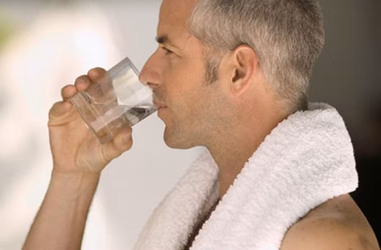 Tự chăm sóc chu đáo khi nhiễm trùng. Thời điểm này, bạn cần nghỉ ngơi và uống nhiều chất lỏng. Lượng nước đi vào cơ thể sẽ giúp bạn cảm thấy tốt hơn và rút ngắn thời gian phục hồi.