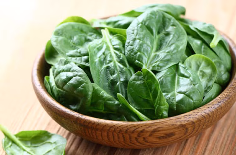 Cải bó xôi (rau chân vịt). Dù trộn salad, ăn với bánh mì kẹp hay uống sinh tố, loại rau siêu bổ dưỡng này cung cấp khối lượng khổng lồ kali. Bạn sẽ có được 839 mg kali trong mỗi cốc sinh tố cải bó xôi.