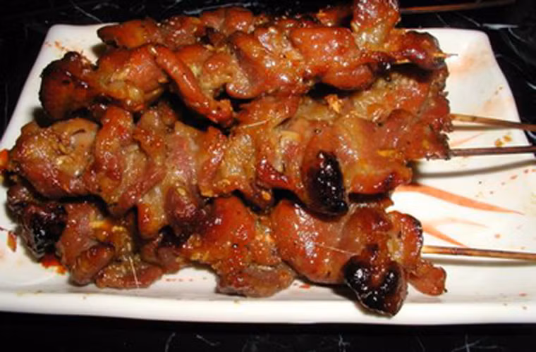 Thịt xiên nướng. Món ăn chỉ ngon khi tỷ lệ thịt nạc – mỡ vừa vặn. Khi đó, cắn miếng thịt sẽ thấy rõ vị thơm của thịt, gia vị hòa quyện vào nhau.