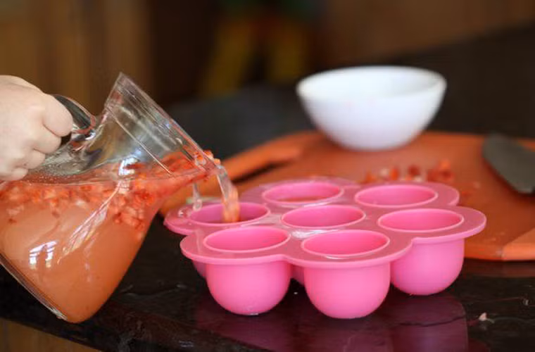 Đổ vào khuôn nhựa.