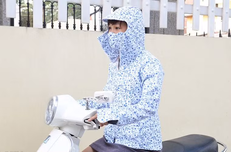 Tránh tiếp xúc với ánh nắng mặt trời bằng cách mặc áo sơ mi dài tay, quần dài và mũ rộng vành khi đi dưới trời nắng. Sử dụng kem chống nắng khi tiếp xúc với ánh nắng mặt trời để giảm nguy cơ xuất hiện các loại u ác tính hoặc ung thư da.