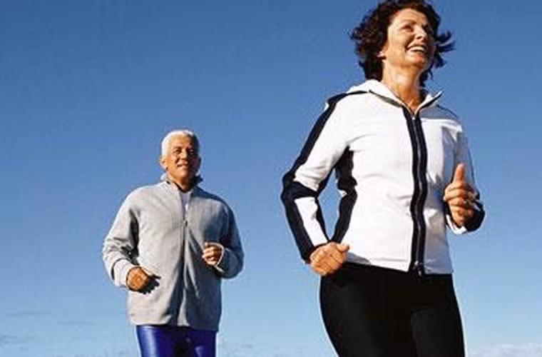 Thường xuyên tập luyện thể dục. Đối với người trưởng thành, mỗi tuần dành khoảng 150 phút cho các hoạt động cường độ vừa hoặc 75 phút cho các hoạt động mạnh là phù hợp.