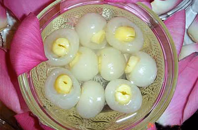 Chè các loại. Là tín đồ của ăn uống, các teen khó có thể bỏ qua được cảm giác mát lạnh cùng vị thơm bùi của cốc chè trong tay. Có thể nói, chè là món mà teen được thỏa sức lựa chọn nhất khi có đầy đủ các vị như chè đỗ đen, đỗ xanh, chè ngô, chè bưởi, chè hoa quả… đến các loại chè Huế, chè Sài Gòn, chè Thái, chè Singapore.