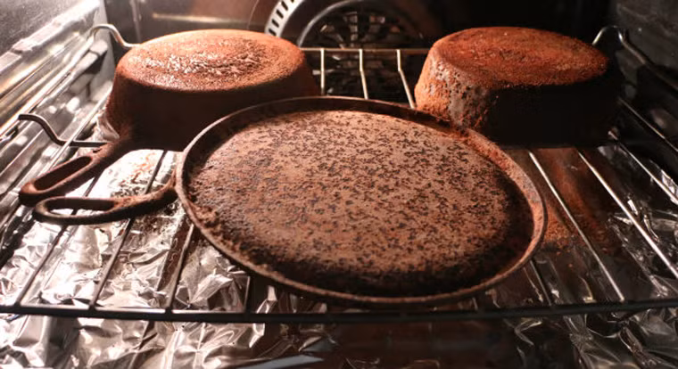 Duy trì ngọn lửa ở mức 425 độ C trong vòng ba giờ. Tùy vào chất liệu dày hay mỏng, bạn có thể dừng việc “nướng” chảo sau hai tiếng.