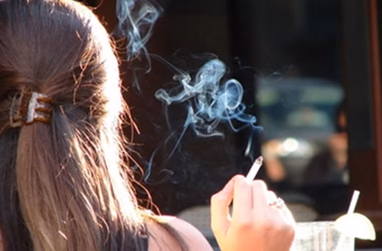 Lý giải điều này, các nhà khoa học cho biết khi hút thuốc, các chất gây ung thư trong khói thuốc lá được hấp thu từ phổi, vào máu. Từ máu, chúng được lọc qua thận và tập trung ở nước tiểu. Tại đây, chúng tích tụ và làm hỏng các tế bào lót bên trong bàng quang một cách nhanh chóng.