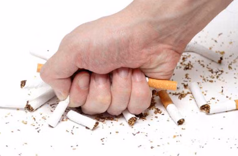 Chẳng hạn, không sử dụng các sản phẩm từ thuốc lá. Nếu đang có thói quen này, hãy ngừng càng sớm càng tốt. Thậm chí, ngừng hút thuốc trong vòng 24 giờ cũng mang lại tác động rõ rệt đối với cơ thể.