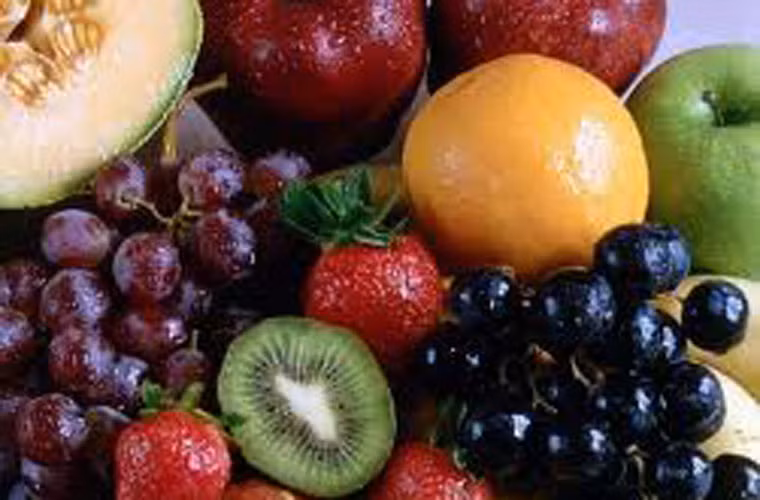 Ngoài ra, bạn cũng nên luyện tập thể thao thường xuyên, hạn chế ăn thức ăn đóng hộp, chất béo bão hoà, thịt đỏ; tăng cường rau xanh và các loại trái cây.