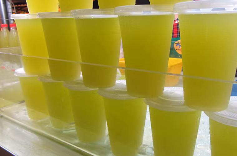 Nước mía. Khó có thể thống kê hết được các quán nước mía tham gia công cuộc giải nhiệt mùa hè. Chính vị ngọt đậm đà, mát lạnh, đa dạng hương vị đi kèm cùng giá cả phải chăng (dao động từ 7 – 10k) khiến nước mía được nhiều người lựa chọn cho mình trong thời tiết nóng như thiêu như đốt hiện nay.