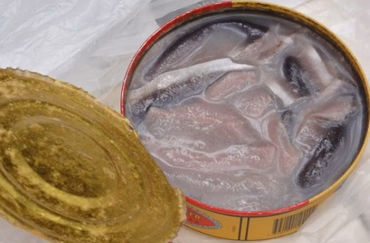 Xuất xứ từ miền Bắc Thụy Điển, surströmming được làm từ nguyên liệu chính là cá trích lên men và chủ yếu được đánh bắt vào mùa xuân.