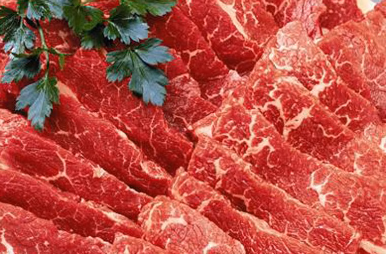 10. Cắt giảm thịt đỏ. Ăn nhiều đạm động vật, đặc biệt là thịt đỏ sẽ làm tăng nguy cơ ung thư tuyến tiền liệt. Điều này là do việc tiêu thụ thịt đỏ dẫn đến số lượng IGF-1 và choline trong cơ thể cao hơn rất nhiều. Trong khi đó, IGF – 1 là một trong những yếu tố gây bệnh. Chỉ nên ăn thịt đỏ ít hơn hai lần một tuần.