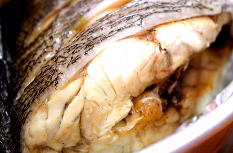 8. Ăn dầu cá. Dầu cá ngừ, cá hồi, cá mòi chứa hàm lượng omega – 3 cao. Tiêu thụ loại axit béo này hàng ngày sẽ giảm đáng kể khả năng mắc bệnh. Nếu không thích ăn cá, bạn vẫn dễ dàng hấp thụ omega – 3 từ hạt lanh.