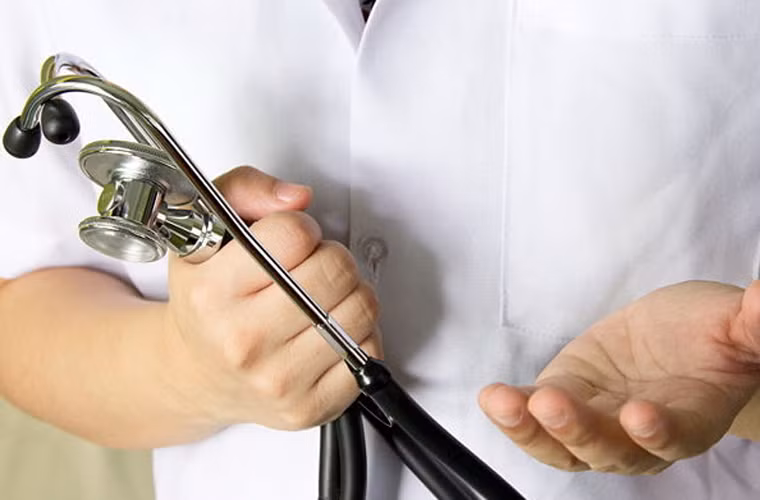 6. Khám sức khỏe. Điều này đặc biệt quan trọng đối với nam giới trên 50 tuổi. Việc phát hiện bệnh sớm cho phép bác sĩ tác động để àm giảm tốc độ tăng trưởng của các tế bào ung thư tiền liệt tuyến.