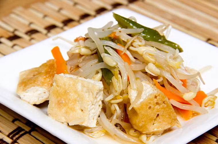 7. Ăn ít chất béo. Một nghiên cứu được tiến hành bởi trường Đại học Harvard (Mỹ) phát nam giới ăn khoảng 90g chất béo mỗi ngày sẽ làm tăng gấp đôi nguy cơ phát triển ung thư tuyến tiền liệt so với nam giới tiêu thụ lượng chất béo dưới 55g mỗi ngày.