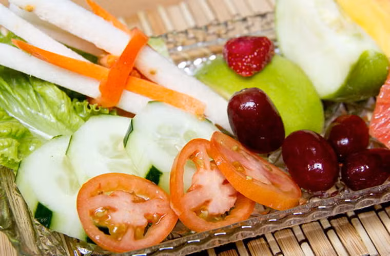 9. Tăng cường trái cây và rau xanh. Trong số các loại rau xanh và trái cây, cà chua được khuyến khích sử dụng nhờ chất lycopene có khả năng ngăn ngừa bệnh.