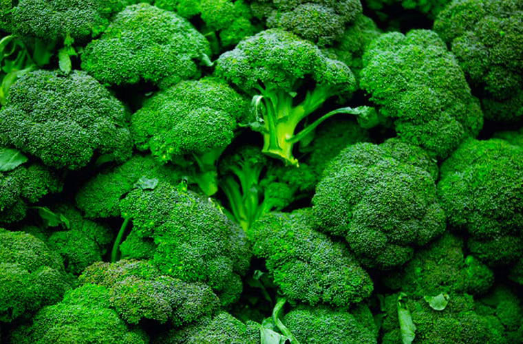 Ngoài ra, bông cải xanh cũng chứa nhiều phytochemical có tác dụng loại bỏ các chất có hại trong cơ thể. Ăn bông cải xanh với các loại cải xoăn, cải bắp, cải bruxen, súp lơ có tác dụng tăng cường hiệu quả cao.