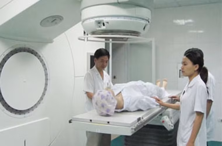 Xạ trị và hóa trị. Việc sử dụng các loại tia và thuốc trong quá trình điều trị có thể kích thích sự phát triển bất thường của tế bào trong khu vực bàng quang, làm tăng nguy cơ mắc bệnh.