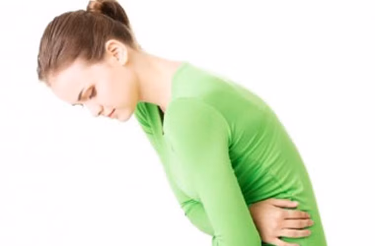 Tiểu khó, tiểu lẫn máu. Mặc dù bằng mắt thường đôi khi rất khó để phát hiện nước tiểu có lẫn máu nhưng chị em nên quan sát kỹ khi nước tiểu có màu đỏ sậm hoặc có vệt máu ở đáy quần lót.