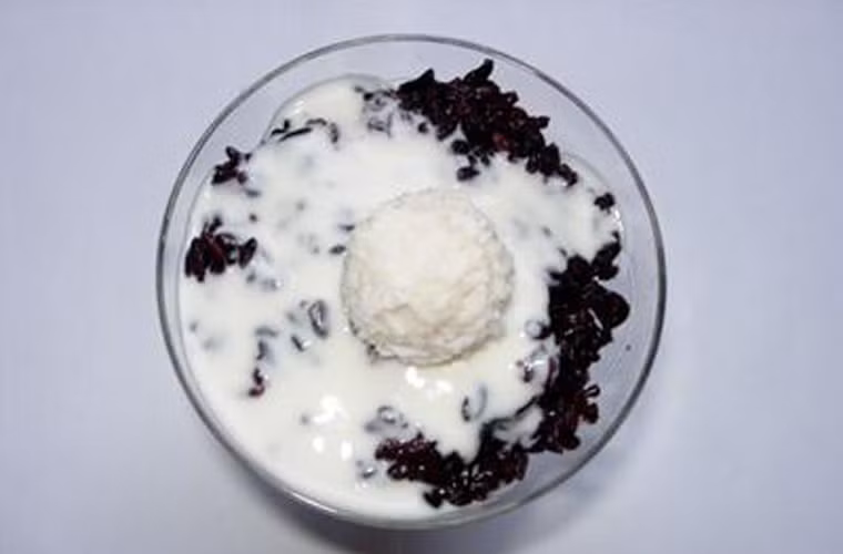 Một cốc sữa chua “đạt chuẩn” là không được đặc hay loãng quá. Sữa chua cho nhiều sẽ át mất mùi nếp cẩm, nhưng cho ít, lại khiến cốc sữa chua thành ra khó ăn.