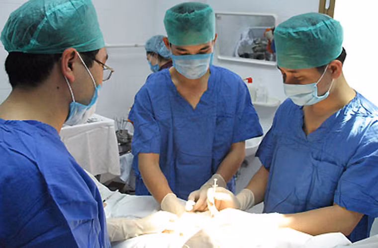 Việc phẫu thuật để đưa tinh hoàn không ở đúng vị trí cần được thực hiện khi còn trẻ. Điều này giúp các em ngăn ngừa được nguy cơ mắc bệnh cũng như giảm thiểu các ảnh hưởng tiêu cực về khả năng sinh sản.