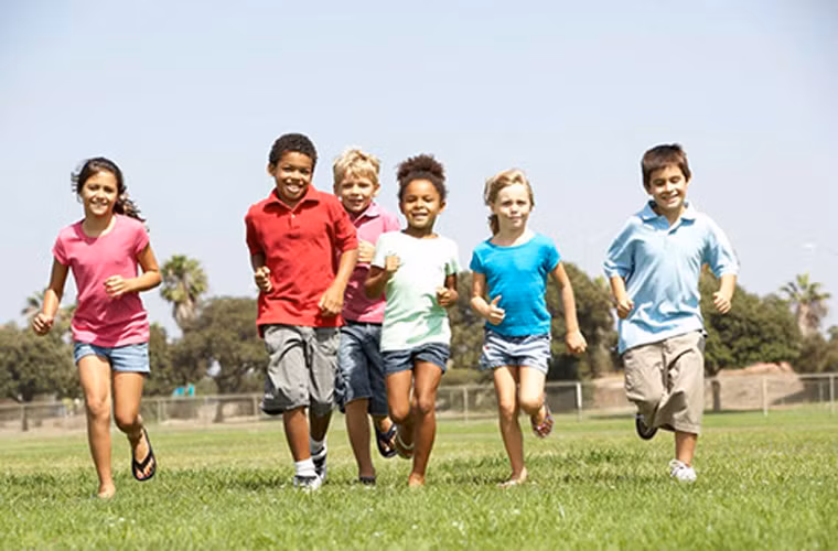 Trong khi đó, trẻ em và thanh thiếu niên cần thực hiện ít nhất khoảng một giờ cường độ vừa hoặc mạnh mỗi ngày.