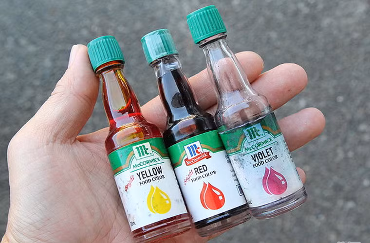 Chọn màu sắc. Việc thêm màu cho hỗn hợp muối tắm không phải là đòi hỏi bắt buộc nhưng bạn có thể tăng sự sáng tạo bằng một vài giọt màu thực phẩm. Màu tím của hoa oải hương, màu xanh của lá cây là hai sắc tố thường được lựa chọn hơn cả.