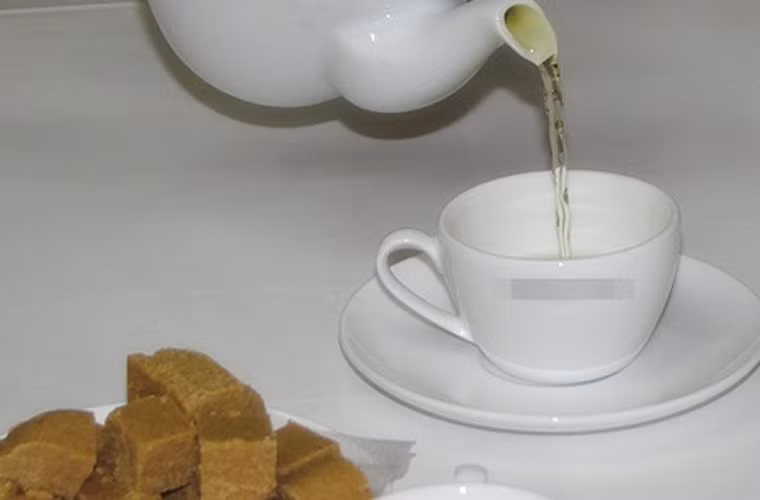 Kết quả cho thấy, những người thường xuyên uống trà ngay sau khi pha hoặc ít hơn hai phút có nguy cơ mắc ung thư cao hơn năm lần so với những người kiên trì đợi từ bốn phút trở lên.